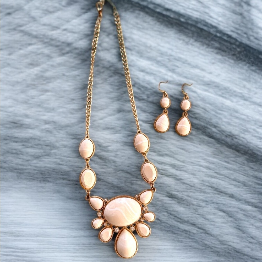 Kohl's Cream Necklace with Elegant Fan Design - Picture 3 of 3